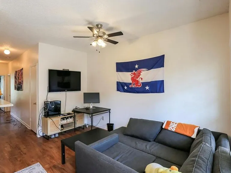 912 W 22nd St #304 — Photo 3