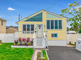 29 McKinley Ave, Lindenhurst, NY 11757