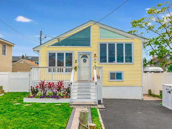 29 McKinley Avenue, Lindenhurst, NY 11757