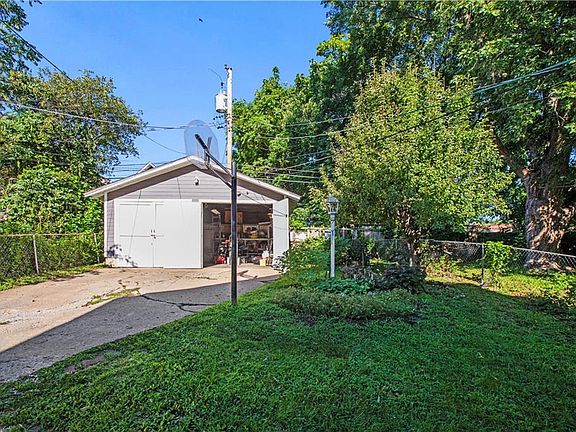 5th image of 110 Lawn Ave