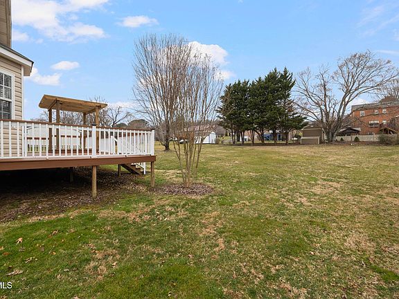 5th image of 204 Wiltshire Dr