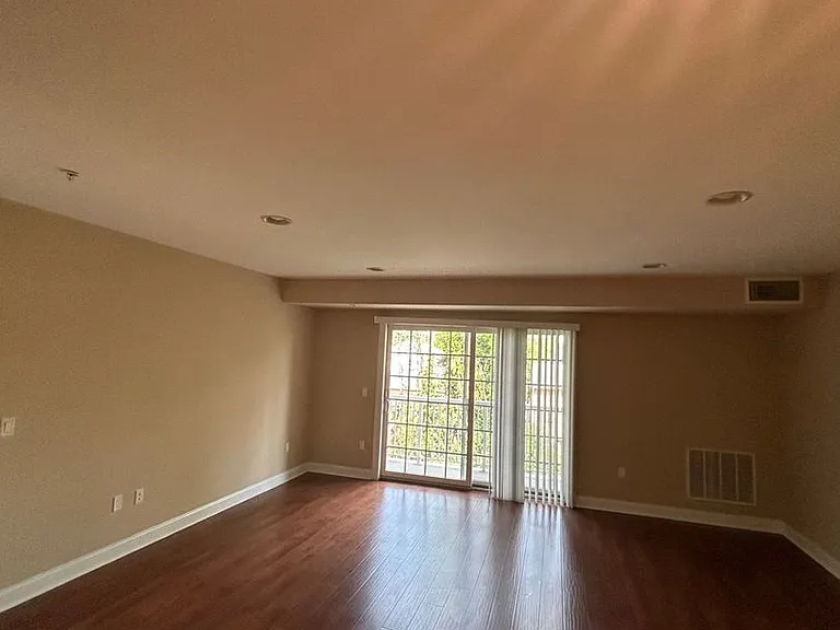 106 Terrace Ave — Photo 1