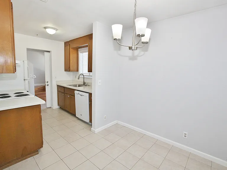 1821 Hill Ave #1 — Photo 2