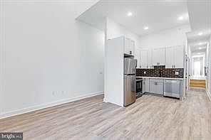 4th image of 2348 N Park Ave #4