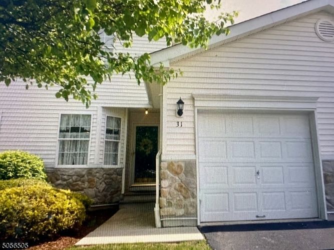 1st image of 31 Lakeview Dr #2010