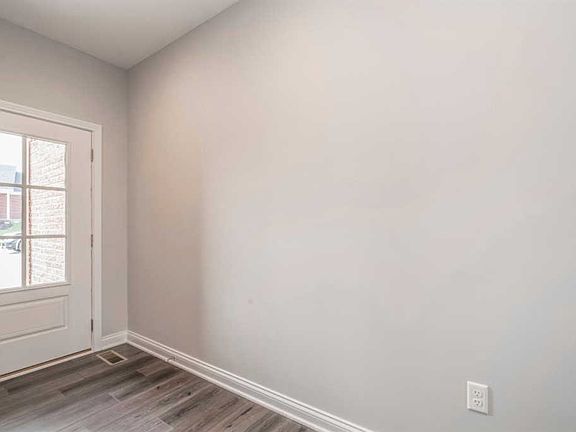 3rd image of 765 Amanda Ct