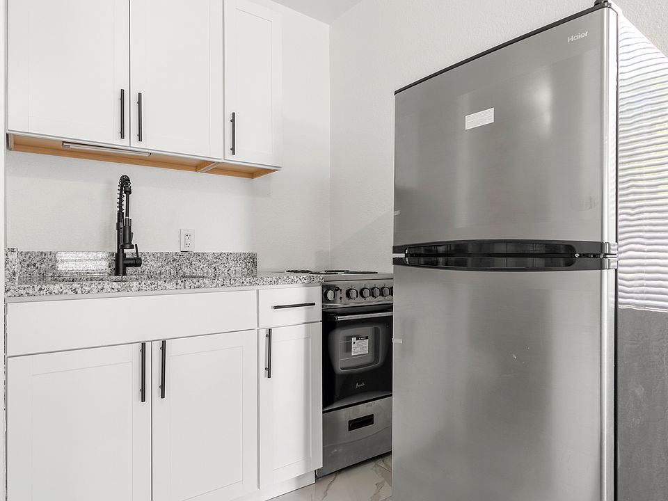 1st image of 919 1/2 16th Ave N #4