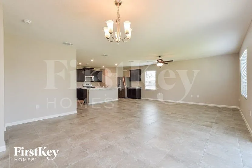 4 bed, 2.0 bath, 1918 sqft, $2,370 — Photo 4