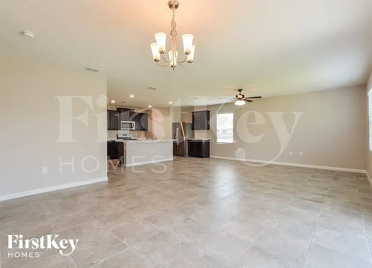545 Sorrento Dr — Photo 4