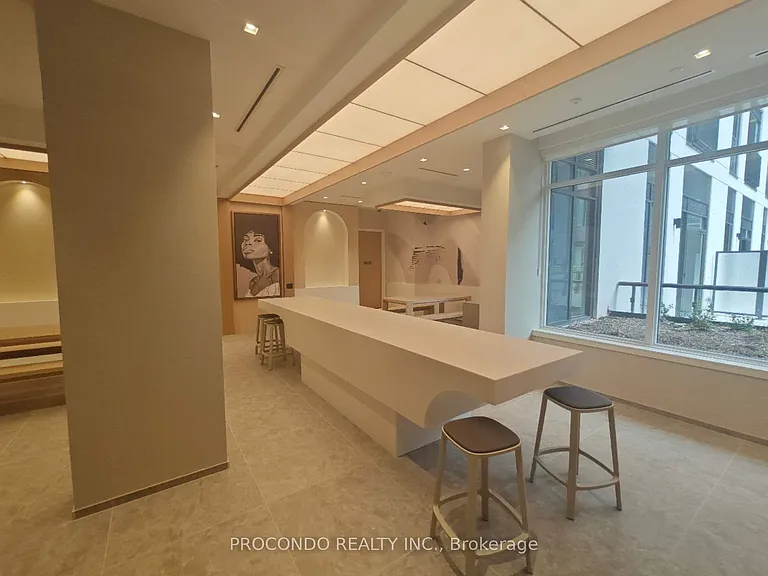 10 Oak St #2010 — Photo 24