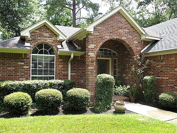 This is an INCREDIBLE one-story design located just minutes from the water! It features a "rare-find