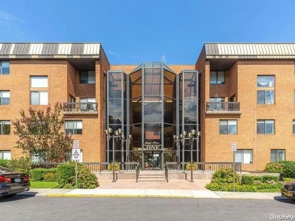 1 Ipswich Avenue #111, Great Neck, NY 11021