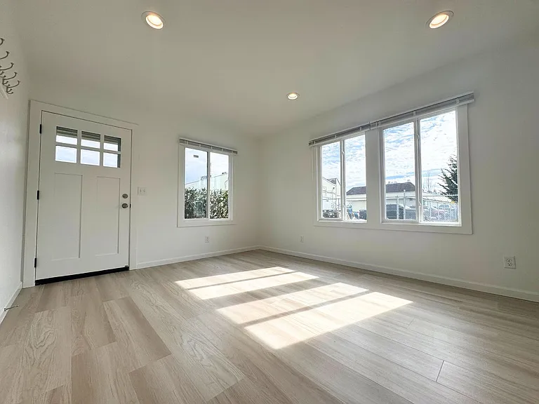8420 1/2 S Tacoma Way — Photo 9