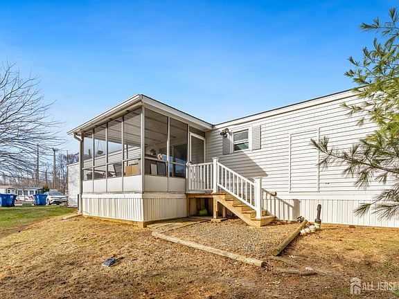 5th image of 24 Whitman Rd