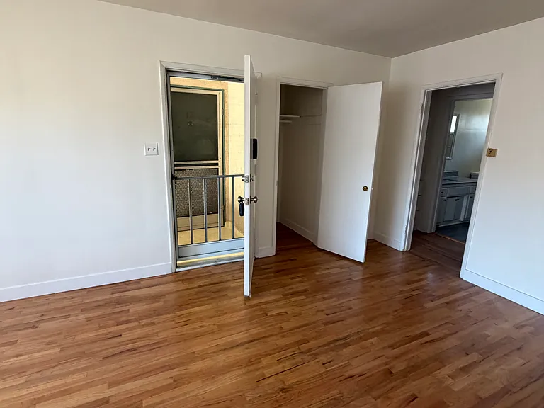 4930 Woodman Ave #10 — Photo 9