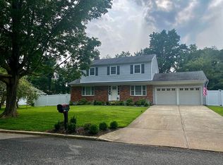 20 Vidoni Dr, Mount Sinai, NY 11766