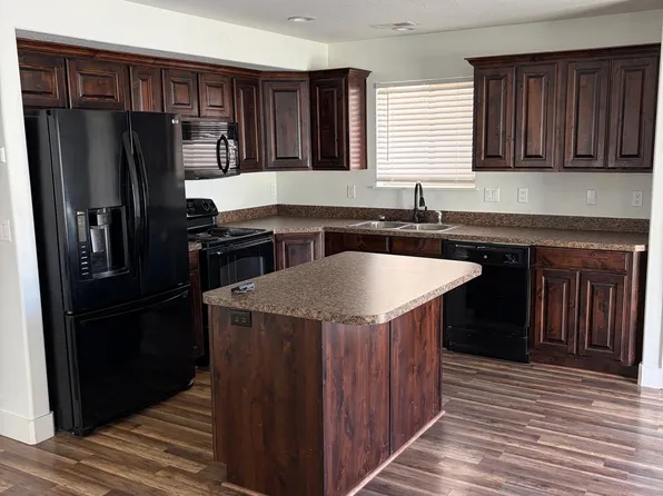 4 Arnold Dr, Layton, UT 84041