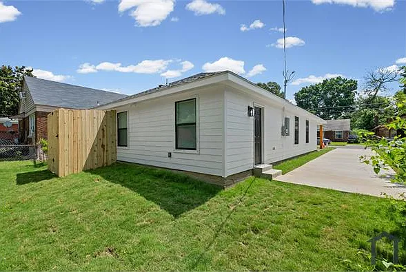 721 Eva St — Photo 16