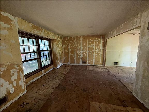 2nd image of 509 SW Westminister Rd