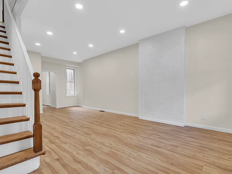 241 N Ruby St — Photo 11