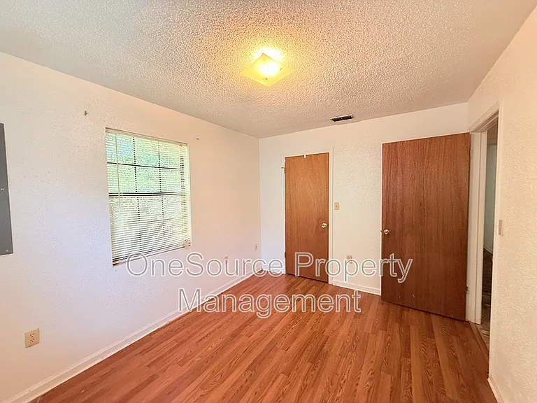 915 W Clark St #F — Photo 9