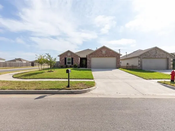 1621 W Chuck Wagon Dr, El Reno, OK 73036