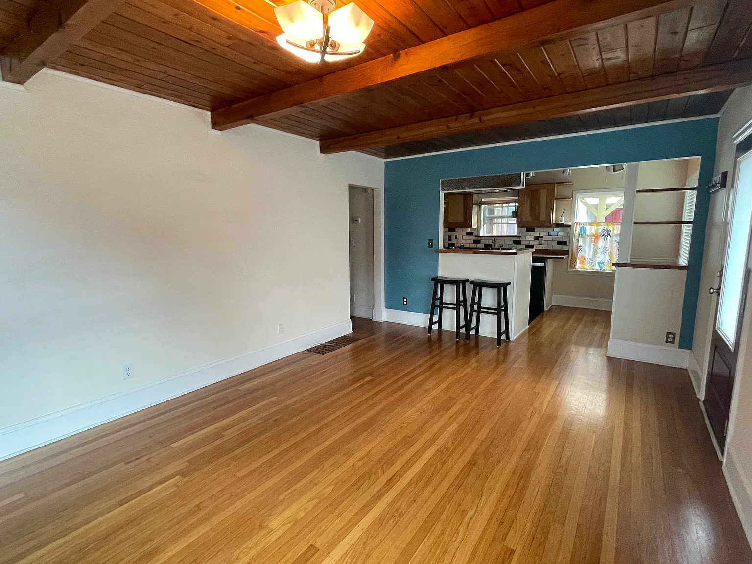 4 bed, 1400 sqft, $3,275 — Photo 2