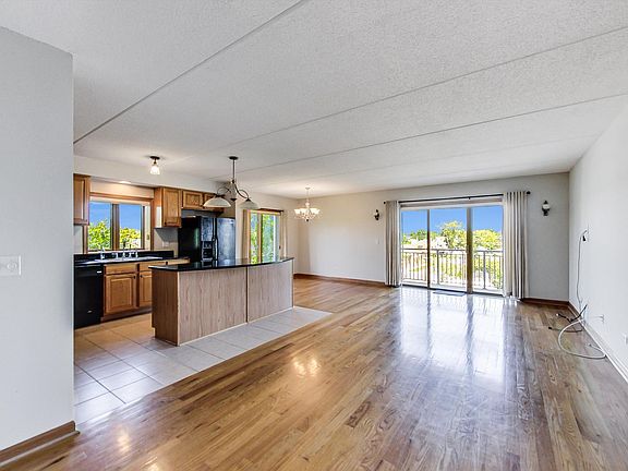 3rd image of 3258 N Harlem Ave Unit 403