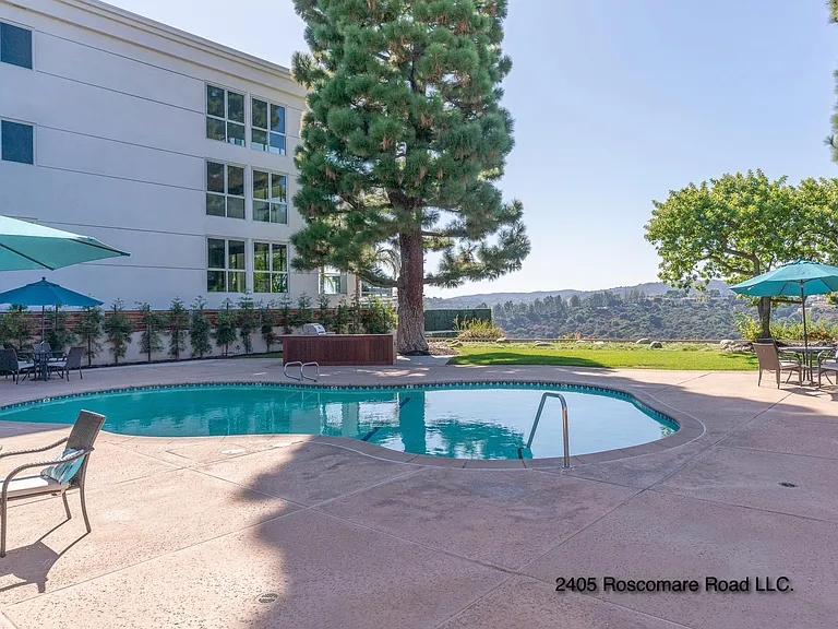 The Roscomare Apartments — Photo 9