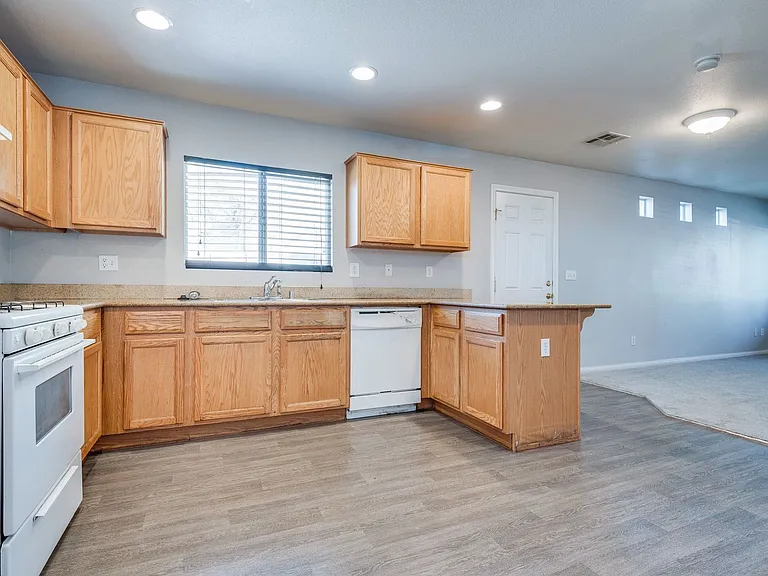 5225 Shreve Ave — Photo 12