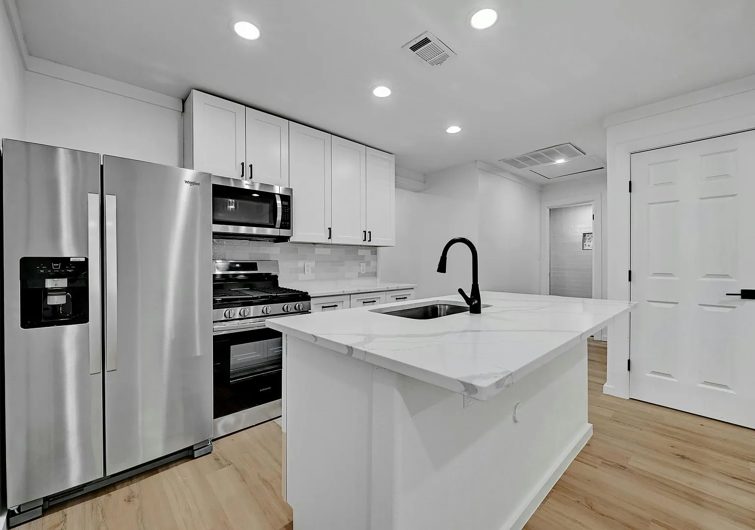 Top of the line 6 bed in West Campus 1913 — Photo 3