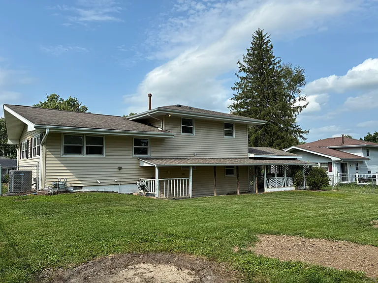 965 Crestview Ct — Photo 2