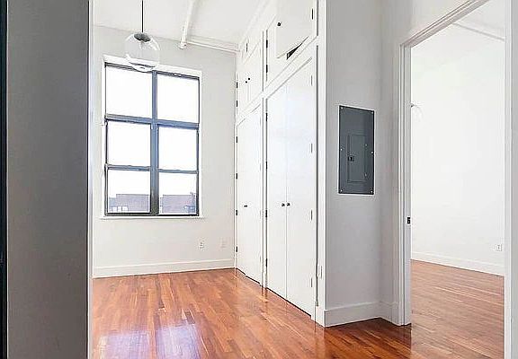 4th image of 176 Bainbridge St #1
