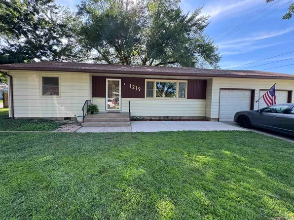 1219 Berry Ave, Newton, KS 67114