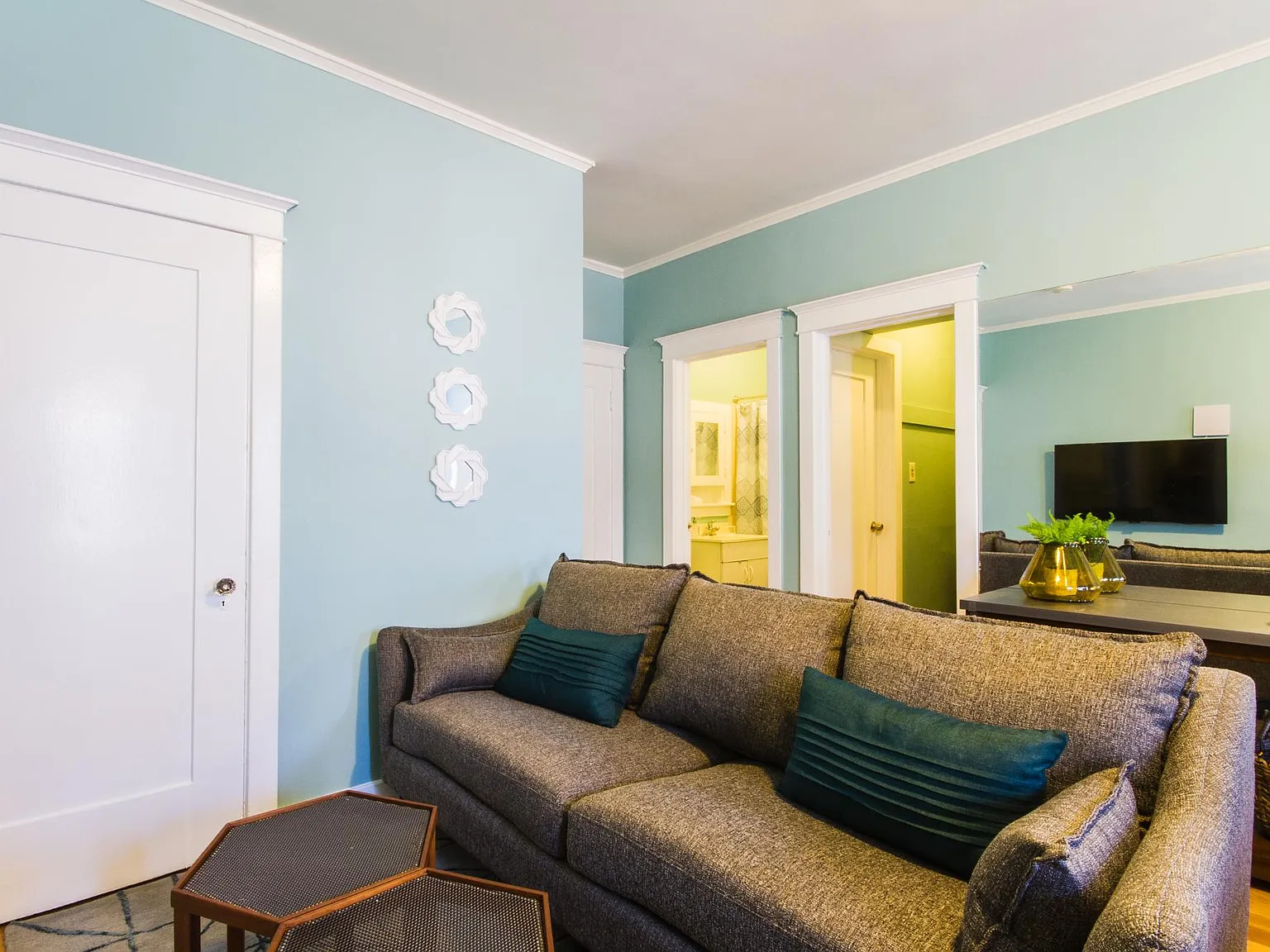 Studio, 400 sqft, $1,900 — Photo 2
