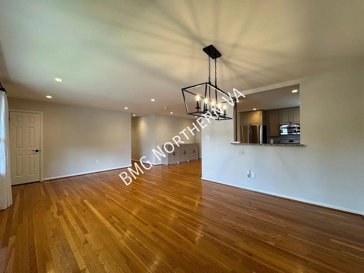 Beautiful 4 BR/3BA Home with Spacious Living Areas & Screened Porch in Fairfax CO — Photo 4