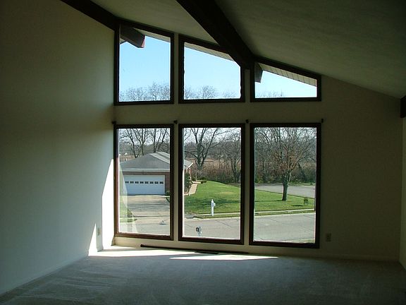5th image of 501 Holland Dr