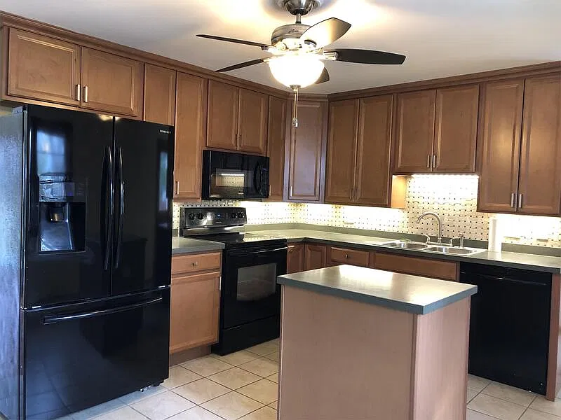 3 bed, 1.5 bath, 1600 sqft, $1,875 — Photo 4
