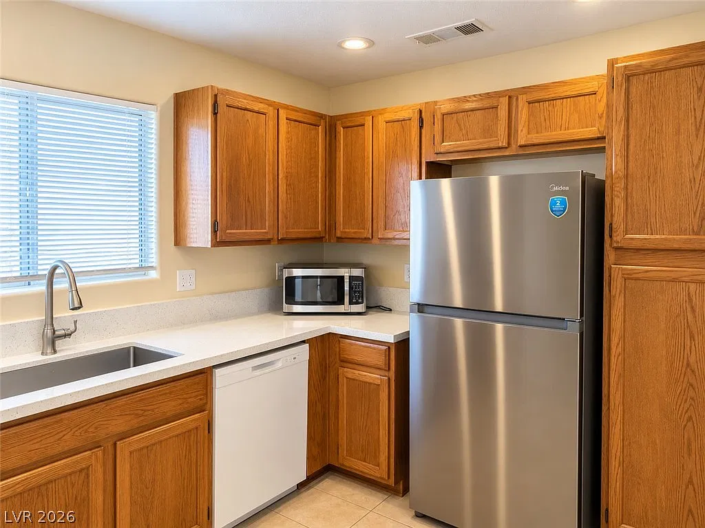 3 bed, 2.5 bath, 1468 sqft, $1,800 — Photo 3