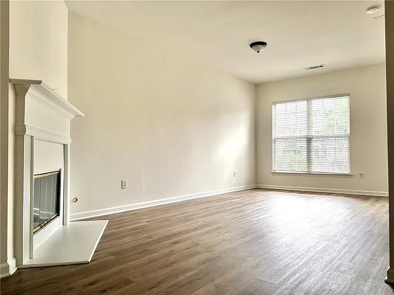 1581 Cove Creek Cir — Photo 3