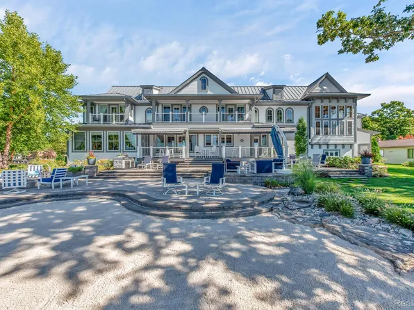 10196 Buhl Dr, Pinckney, MI 48169