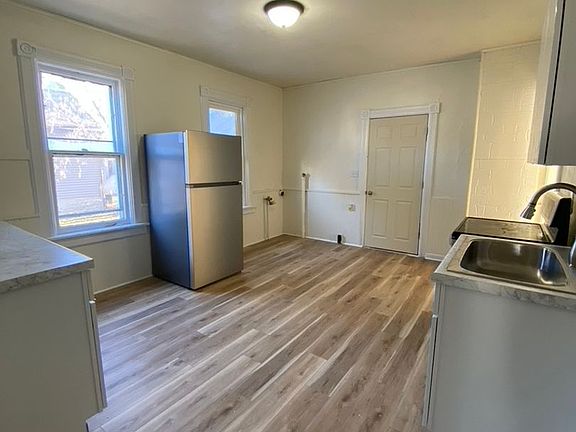 3rd image of 1031 Waugoo Ave #1031