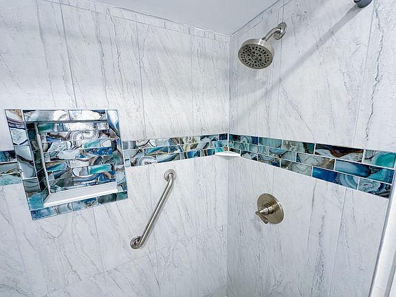 5th image of 2370 Leon Ave #2370