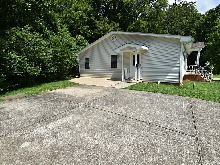 947 Charlotte St — Photo 15