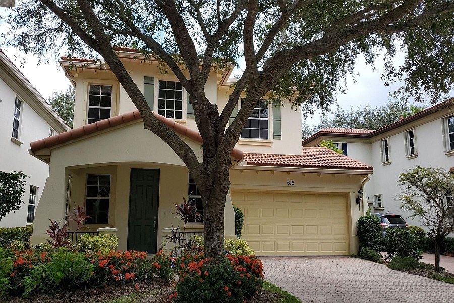 1st image of 619 Castle Dr