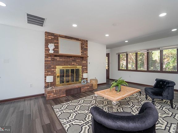 3rd image of 210 Pennick Dr
