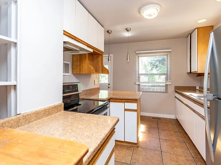 922 E High St — Photo 11