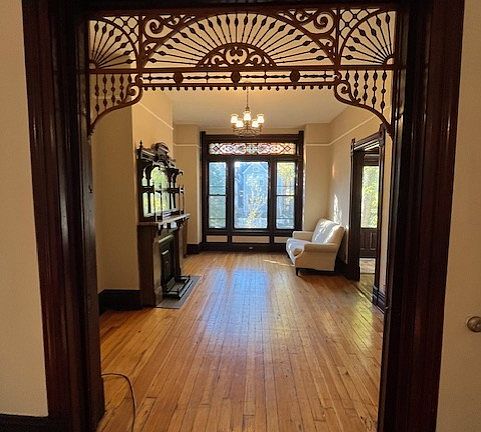 5th image of 2503 N Burling St Floor 1