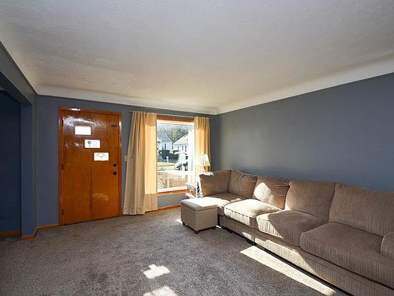 3rd image of 10422 Manoa Ave