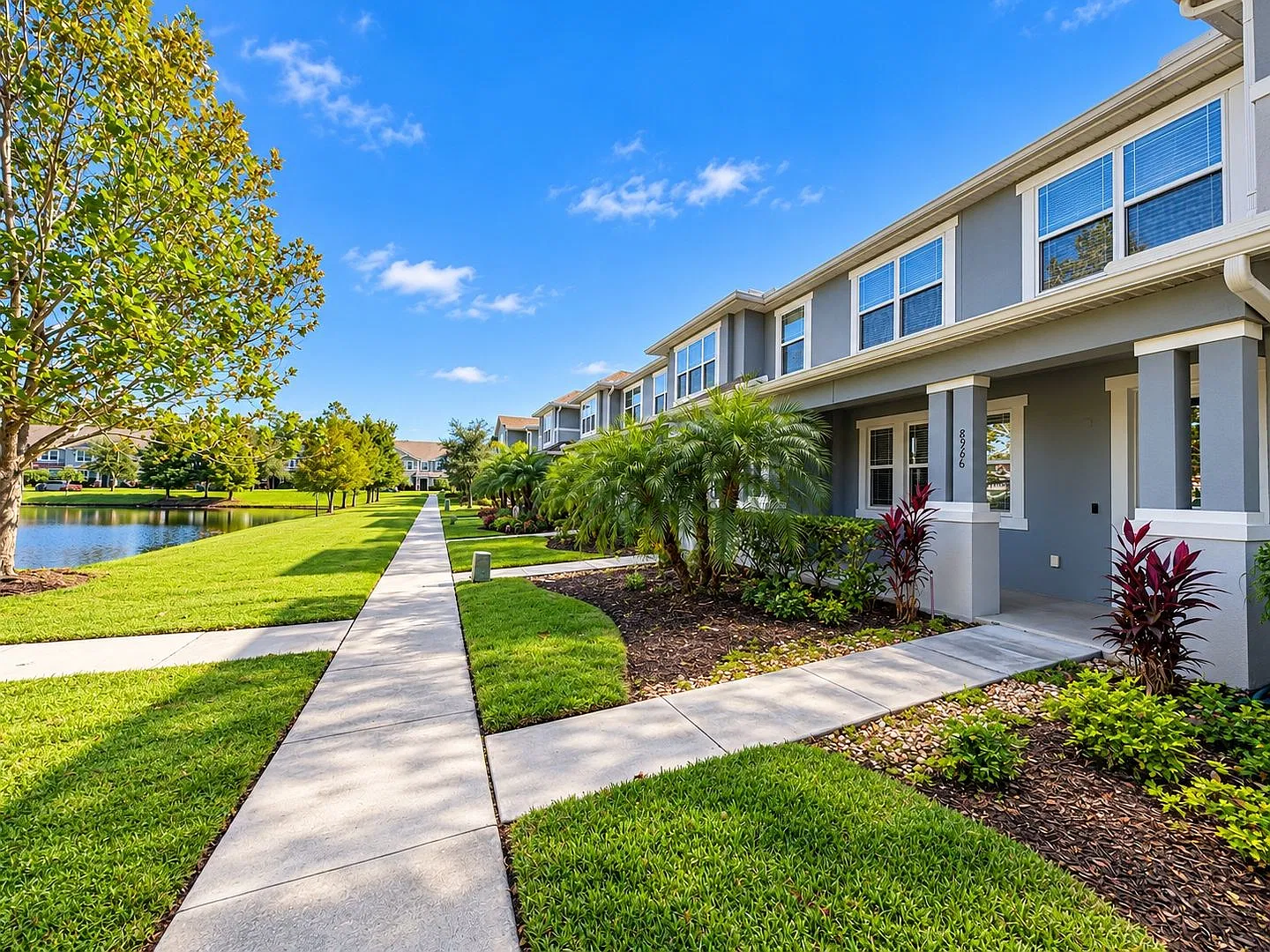Stunning Windermere 3-bedroom Townhome with Front Pond Views! — Photo 2